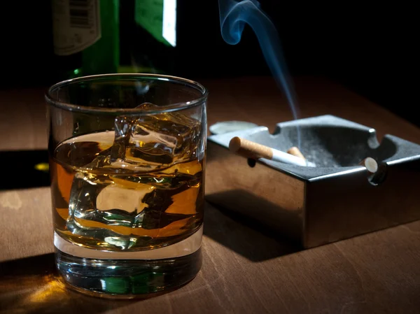 Bere whisky — Foto Stock