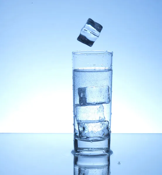 Ice cube i szklankę wody — Zdjęcie stockowe