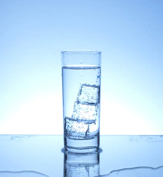 Tres cubitos de hielo en un vaso — Foto de Stock