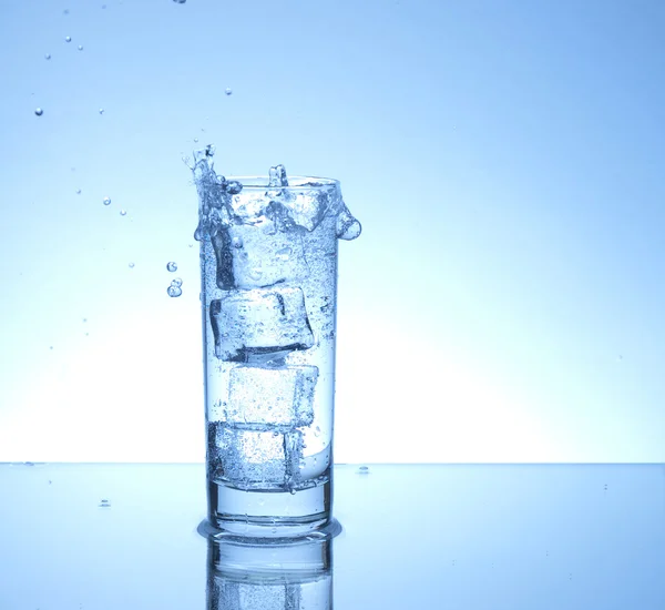 Cuatro cubitos de hielo — Foto de Stock