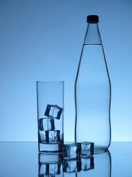 Voda láhev ledové kostky — Stock fotografie