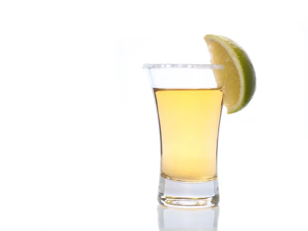 Tequila i ett snapsglas — Stockfoto
