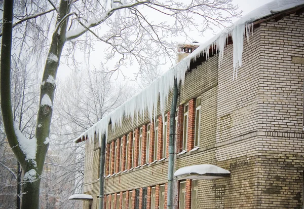 Icicles on the house — Stock Photo, Image