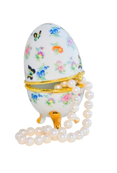 Cofanetto a forma di uovo con una collana di perle — Foto Stock
