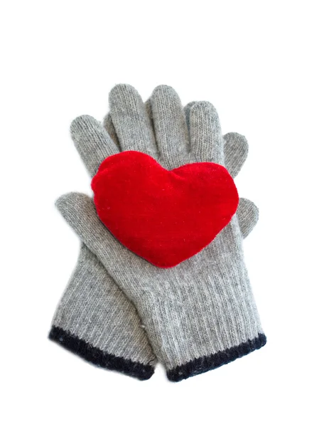 Серце лежить на рукавичках — стокове фото