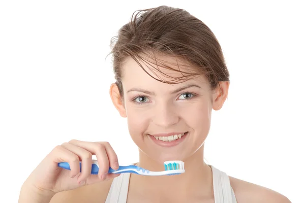 Genç kız mutlu bir şekilde dişlerini fırçalama — Stok fotoğraf