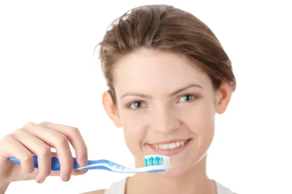 Νεαρό κορίτσι βουρτσίζετε τα δόντια της ευτυχώς — Φωτογραφία Αρχείου