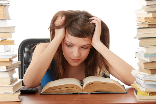Teenage studeren aan het Bureau wordt moe — Stockfoto