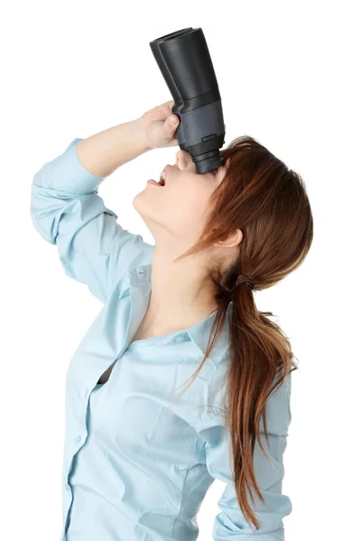 Joven mujer de negocios con binocular — Foto de Stock
