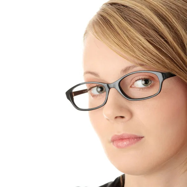 Гарненька молода жінка в окулярах — стокове фото