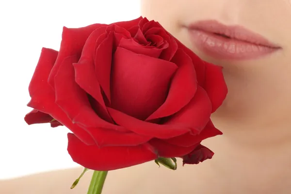 Όμορφη νεαρή γυναίκα με κόκκινο τριαντάφυλλο — Φωτογραφία Αρχείου
