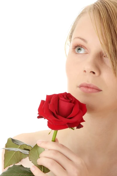 Όμορφη νεαρή γυναίκα με κόκκινο τριαντάφυλλο — Φωτογραφία Αρχείου