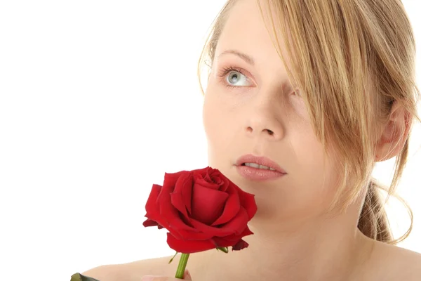 赤いバラを持つ美しい若い女性 — ストック写真