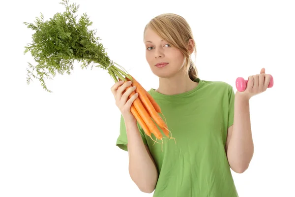 Фитнес молодая женщина и морковь — стоковое фото