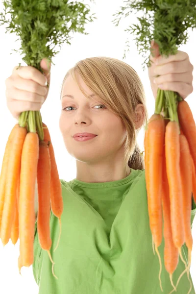 Красивая девушка с спелыми морковками — стоковое фото