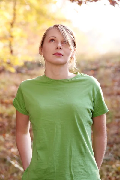 Kobieta w jesiennym lesie — Zdjęcie stockowe