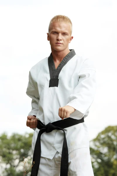 Taekwondo fighter utomhus — Stockfoto