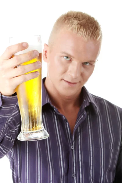 Boldog fiatal ember, aki egy pohár sör — Stock Fotó