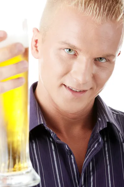 Szczęśliwy młody człowiek trzyma szklankę piwa — Zdjęcie stockowe