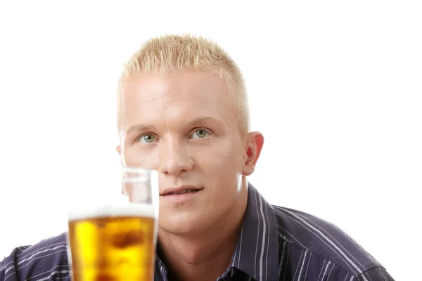 Joven feliz sosteniendo un vaso de cerveza —  Fotos de Stock