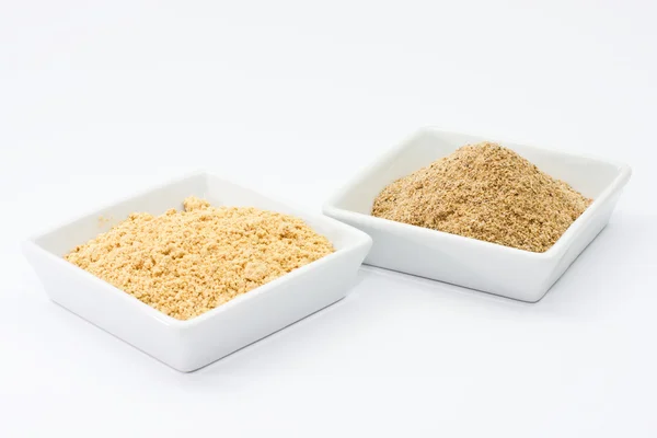 Cardamom powder and ginger powder — Stock Photo, Image