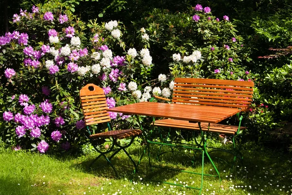 Zetel in een tuin — Stockfoto