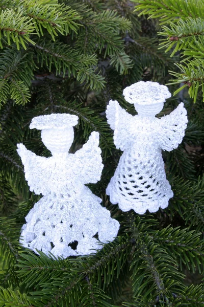 Рождество, елка и белый ангел — стоковое фото
