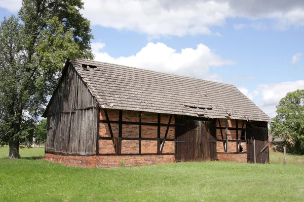 Hundert Jahre alte verlassene Lehmhütte — Stockfoto