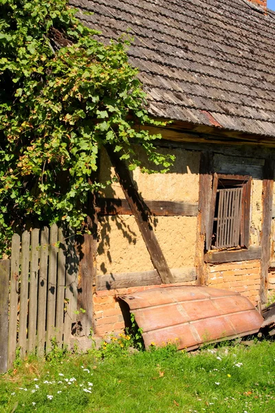 Opuszczony gliniane chaty — Zdjęcie stockowe