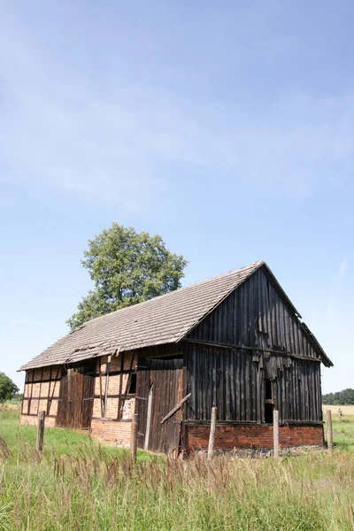 Yüz yaşında ıssız kırsal kil kulübe — Stok fotoğraf