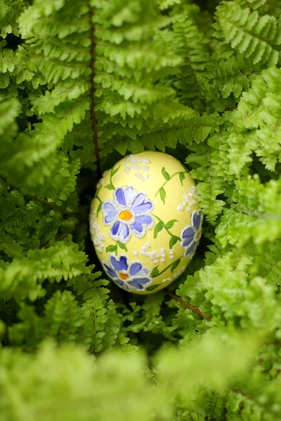 Пасхальное яйцо на зеленом — стоковое фото