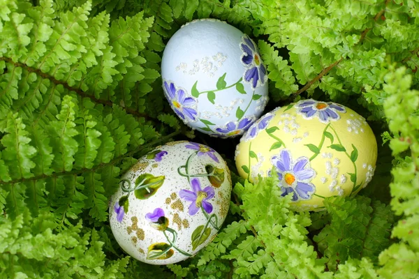 Velikonoční vajíčko na zelené — Stock fotografie