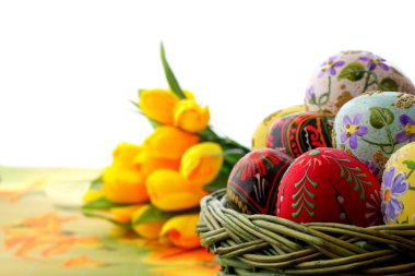 hasır sepet içinde Paskalya yortusu yumurta