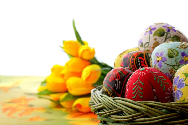 Velikonoční vajíčko v proutěném koši — Stock fotografie