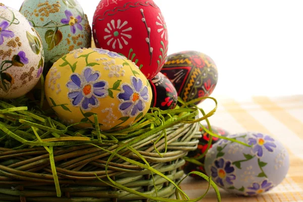 Huevo de Pascua en canasta de mimbre —  Fotos de Stock