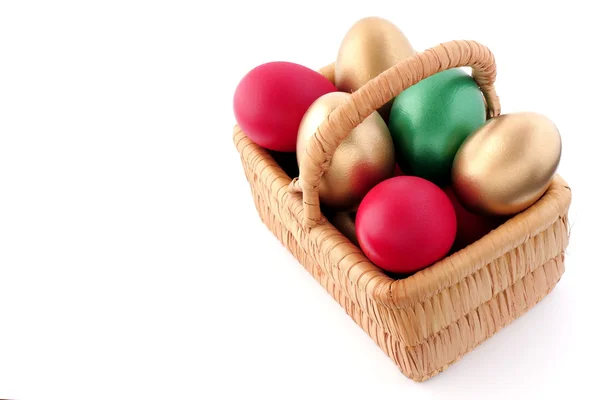 Velikonoční vajíčko v proutěném koši — Stock fotografie