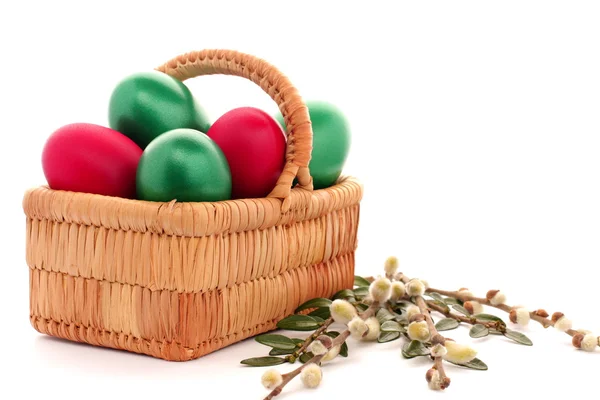 Húsvéti tojás a fonott kosár — Stock Fotó