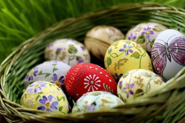 Huevo de Pascua en canasta de mimbre — Foto de Stock