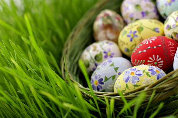 Easter egg in wicker basket Royalty Free Stock Photos