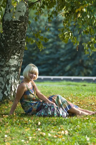 Молода жінка в парку — стокове фото