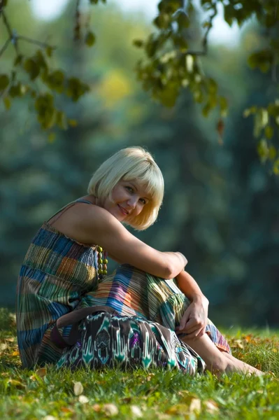 Mladá žena v parku — Stock fotografie
