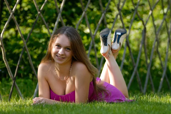 Menina bonita em uma grama — Fotografia de Stock