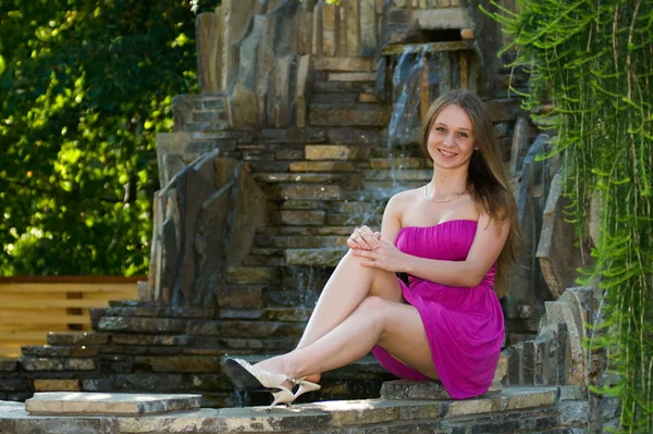 La ragazza a una fontana — Foto Stock
