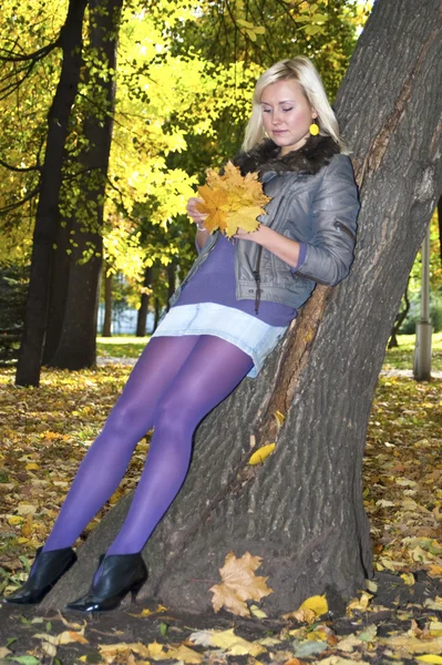Leuk meisje op een boom — Stockfoto