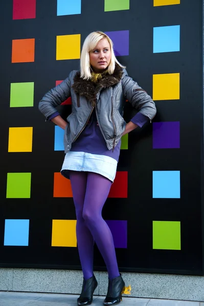 Chica en una pared multicolor — Foto de Stock