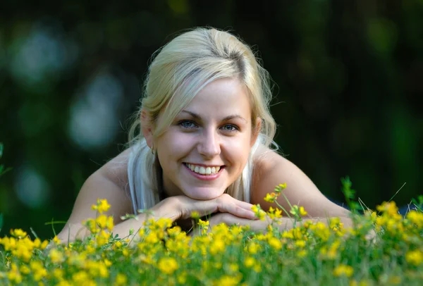 Pretty girl on a grass — Stock Photo, Image
