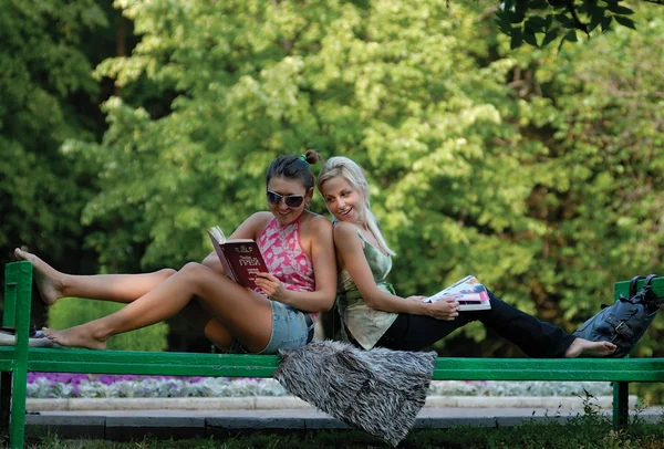 Two girls on a bench in park — Stock Photo, Image
