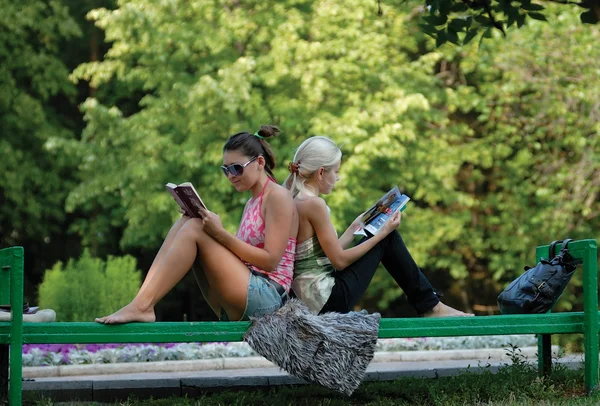 Due ragazze su una panchina nel parco — Foto Stock
