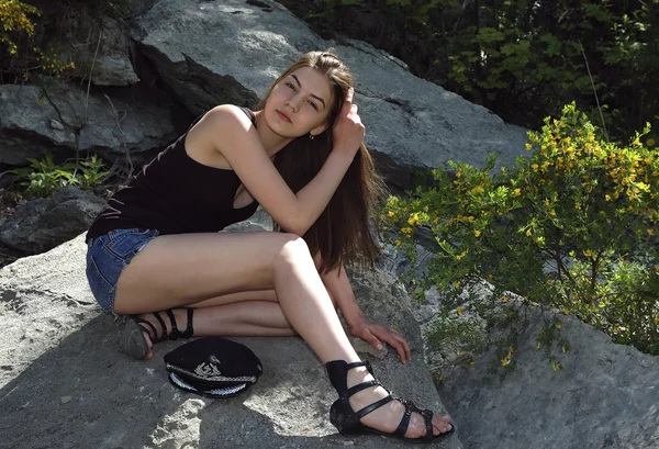 Hübsches Mädchen auf einem Stein — Stockfoto