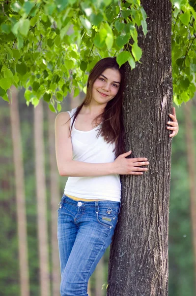 Ragazza a un albero — Foto Stock